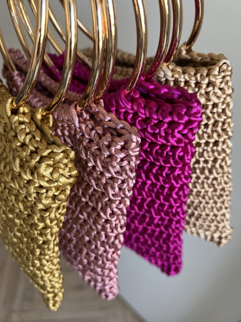 Bolsos de crochet de seda en el modelo pilar